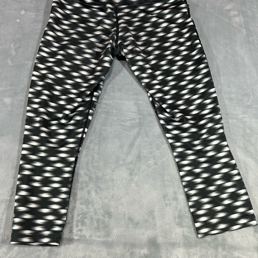 Nike Women Dri-Fit Capri Leggings Run Fast Live Fearless Urban Camo Size S - Picture 2 of 5